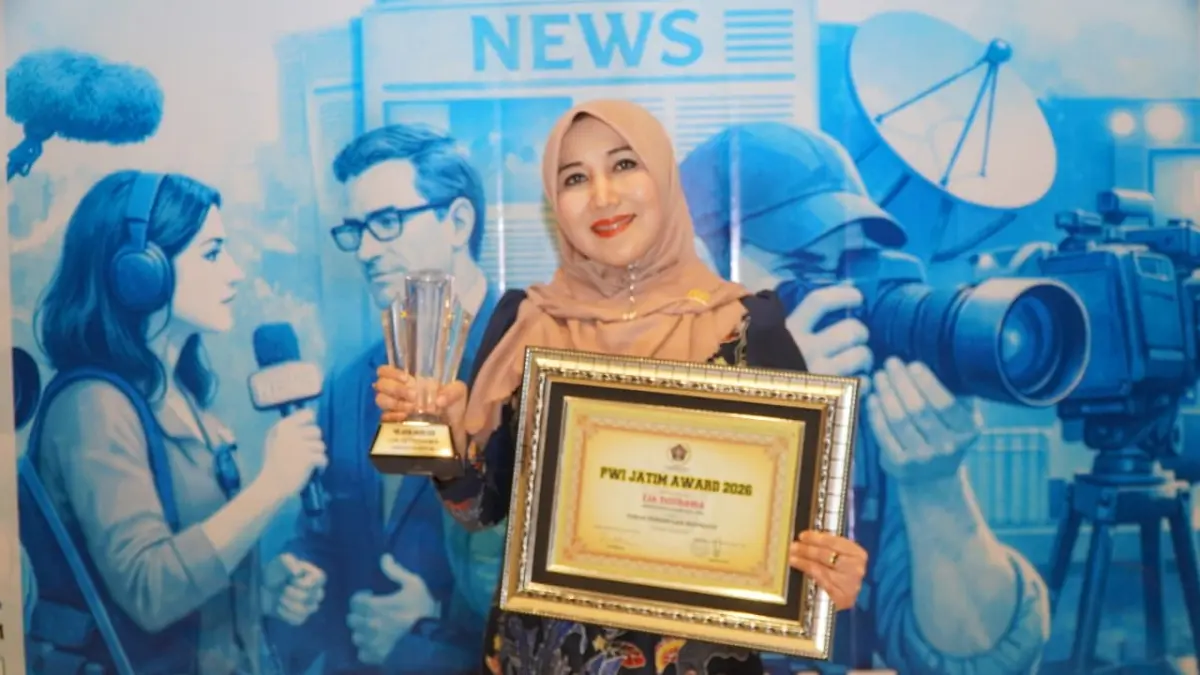 KONSISTENSI MENGAWAL ASPIRASI : Dr. Lia Istifhama, berhasil meraih dua penghargaan bergengsi sekaligus: KWP Award sebagai Senator Penguat Kebijakan Publik dan Tokoh Perempuan Inspiratif HPN di Surabaya. (IST/ RADAR SURABAYA)