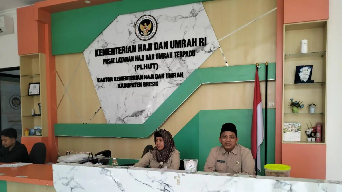 Pelayanan: Kepala Kantor Kementerian Haji dan Umrah (Kemenhaj) Kabupaten Gresik, Lulus, saat membantu proses administrasi di kantor pelayanan guna memastikan kesiapan jamaah. (Fajar/Radar Gresik