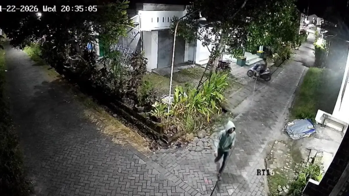 Terekam CCTV: Dua orang terduga pelaku pencurian sepeda motor terekam kamera pengawas saat beraksi di kawasan Desa Bungah, Kecamatan Bungah. (Ist/Radar Gresik) 