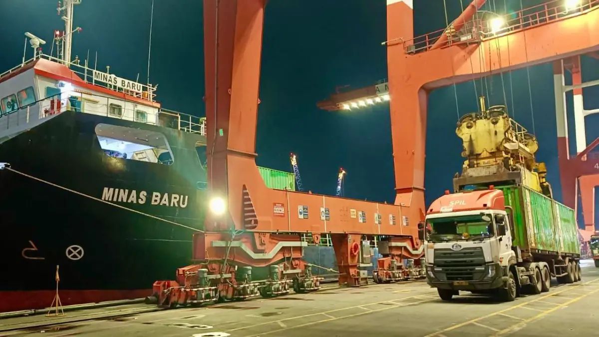 Uji CobaEAZI: Kapal MV Minas Baru saat melakukan uji coba sandar menggunakan skema Zona Labuh 2 (EAZI) di Pelabuhan Tanjung Perak sebagai upaya memangkas waktu tunggu. (Ist/Radar Gresik) 