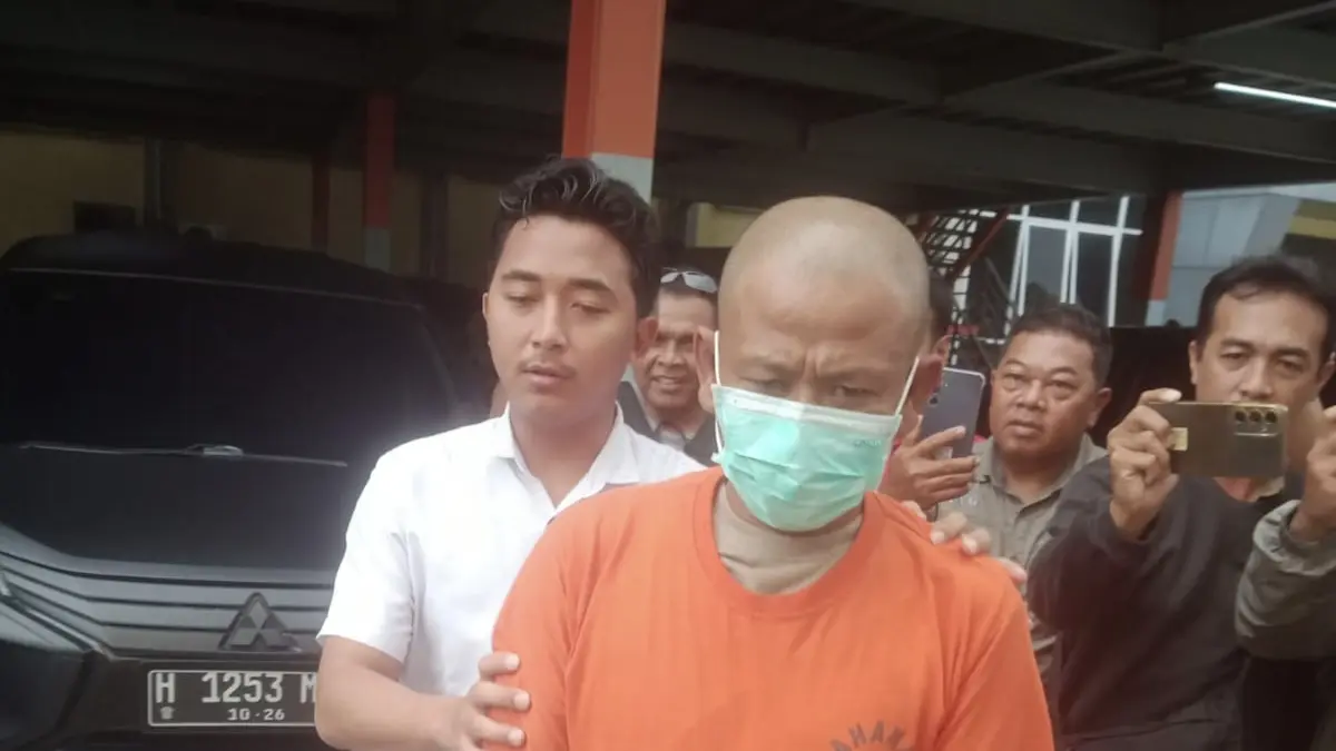 Diamankan: Tersangka Antoni saat tiba di Mapolres Gresik setelah dijemput paksa dari pelariannya di Kalimantan Tengah. (Ist/Radar Gresik) 