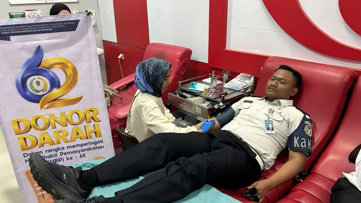 Donor Darah: Sejumlah petugas Rutan Kelas IIB Gresik saat menyumbangkan darahnya melalui PMI Kabupaten Gresik dalam rangkaian peringatan HBP ke-62. (Yudhi/Radar Gresik) 