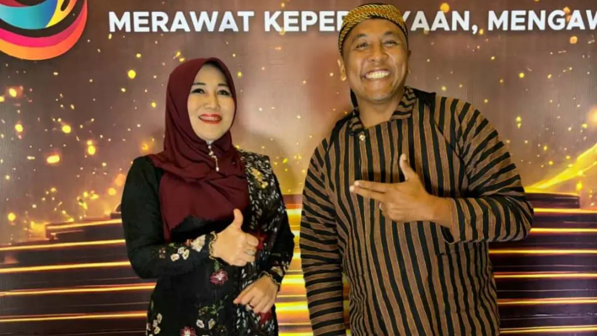 KEMANUSIAAN : Senator Ning Lia bertemu Pak Purnomo, polisi perawat ratusan ODGJ. Momen ini mengenang kisah viral banner Ning Lia yang memantik empati luas netizen. (IST/ RADAR GRESIK)