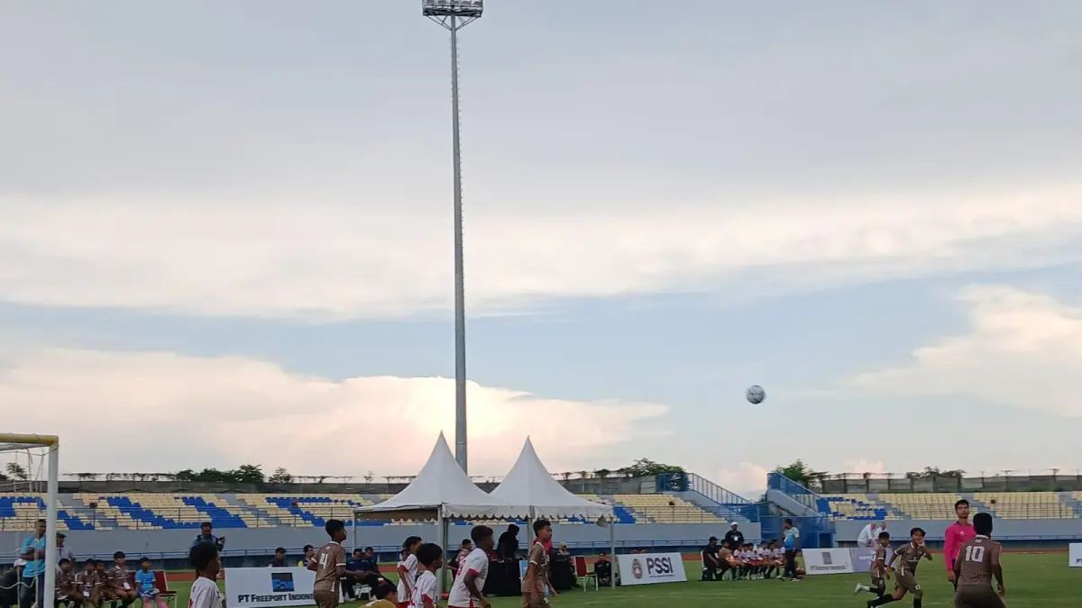 Mencari Bibit : Ratusan pemain sepak bola usia dini saat berkompetisi dalam Freeport Grassroots Tournament di Stadion Gelora Joko Samudro (Gejos) Gresik. (Fajar/Radar Gresik) 