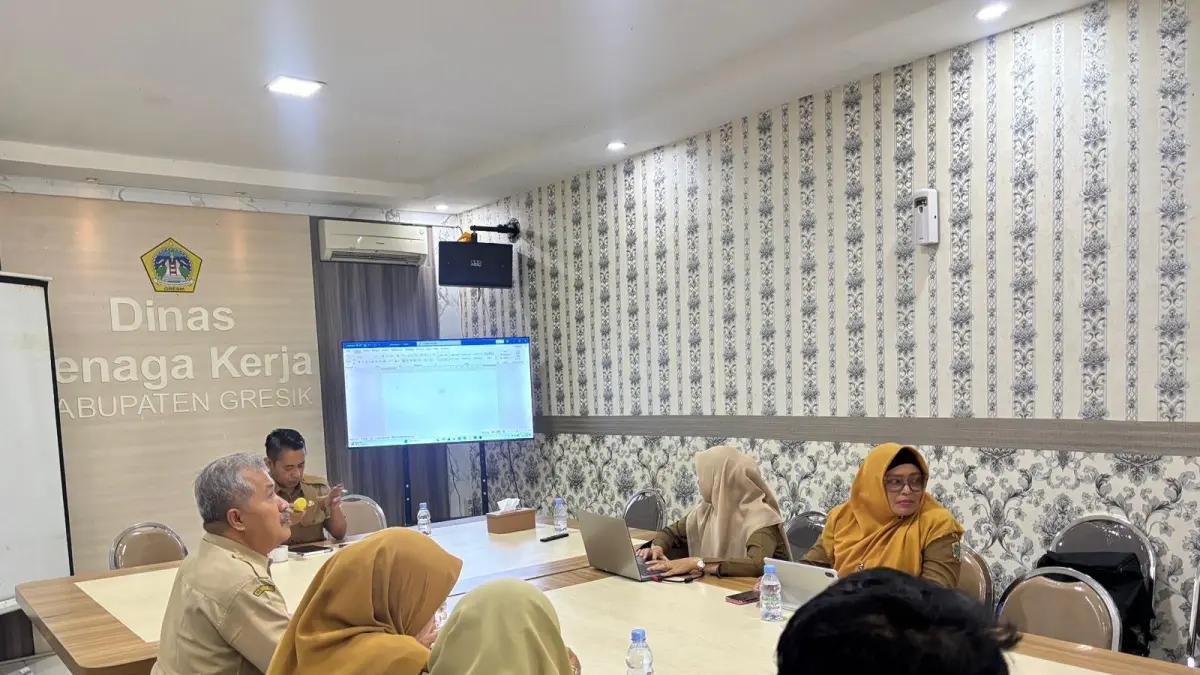 Persiapan May Day: Suasana rapat koordinasi antara Disnaker Gresik dan perwakilan serikat buruh guna mematangkan agenda tasyakuran peringatan Hari Buruh 2026. (Fajar/Radar Gresik) 