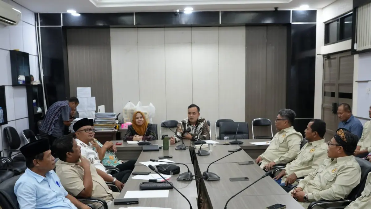 Rapat Kerja: Pimpinan dan Anggota Komisi I DPRD Gresik saat menerima audiensi dari pengurus PKDI Kabupaten Gresik guna membahas sinkronisasi aturan terbaru pemerintah desa. (Fajar/Radar Gresik) 