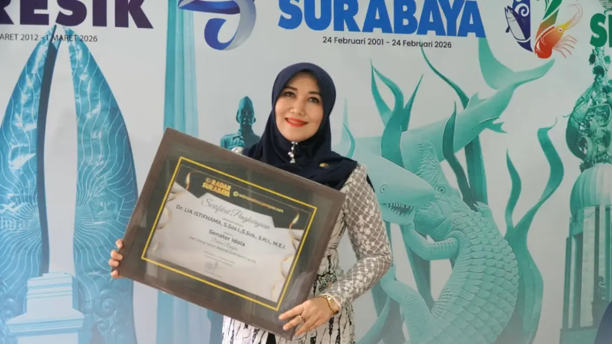SENATOR IDOLA : Anggota DPD RI Dr. Lia Istifhama menerima penghargaan apresiasi dari Radar Surabaya pada hari Selasa (31/03).  (IST/ RADAR GRESIK)