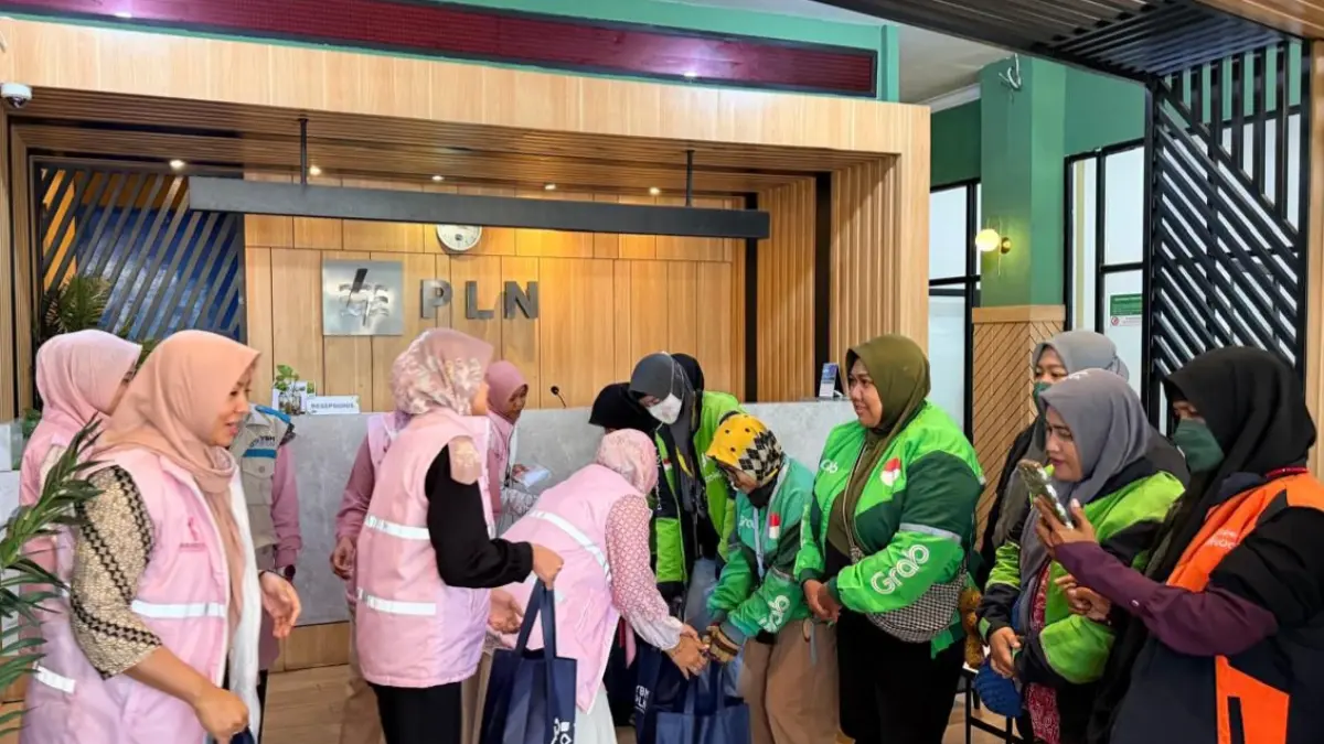 Srikandi PLN UP3 Gresik menggelar kegiatan berbagi dengan driver online wanita yang berlangsung di Kantor PLN UP3 Gresik. 