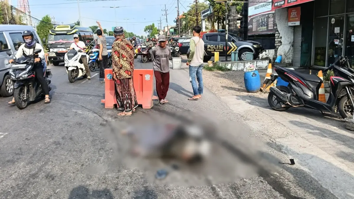 Tergeletak: Kondisi pengendara sepeda motor sesaat setelah terlibat kecelakaan di titik putar balik Jalan Raya Manyar, tepat di depan Musholla Al Anwar. (Ist/Radar Gresik) 