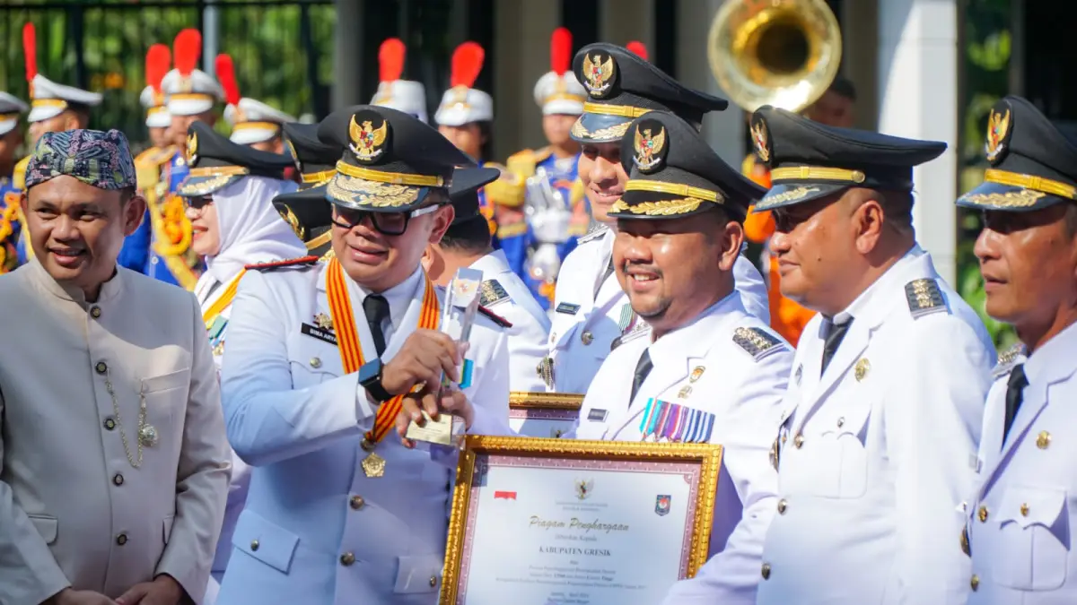 Bupati Gresik, Fandi Akhmad Yani saat menerima penghargaan secara labgsung. (Ist/Radar Gresik) 