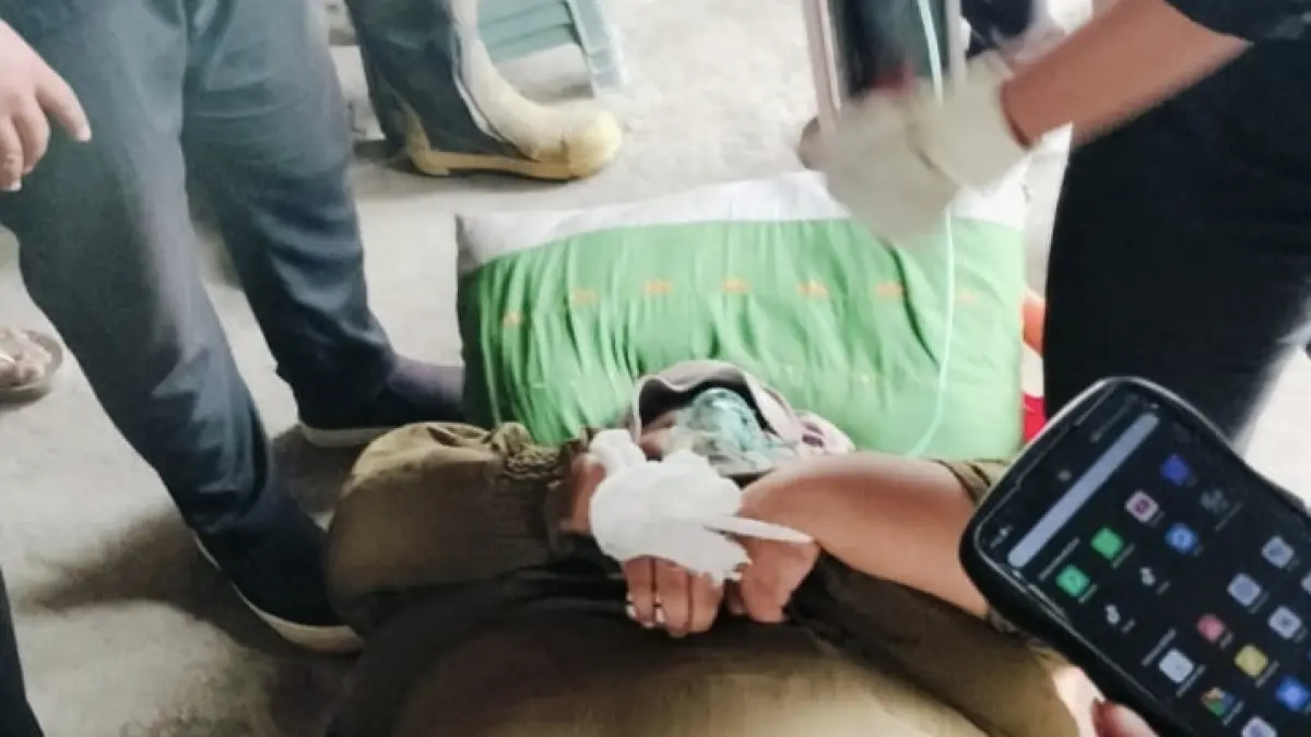 Evakuasi: Petugas Damkarla Gresik bersama tim medis saat berjibaku mengevakuasi pasien obesitas berbobot 400 kg yang pingsan di Desa Betiring, Kecamatan Cerme. (Ist/Radar Gresik) 