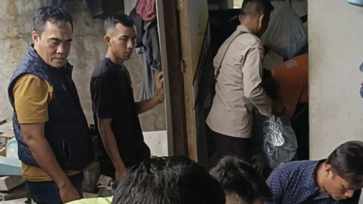Evakuasi: Petugas kepolisian saat melakukan olah TKP di sebuah gudang material bangunan di Jalan Raya Roomo, Kecamatan Manyar. (Ist/Radar Gresik) 