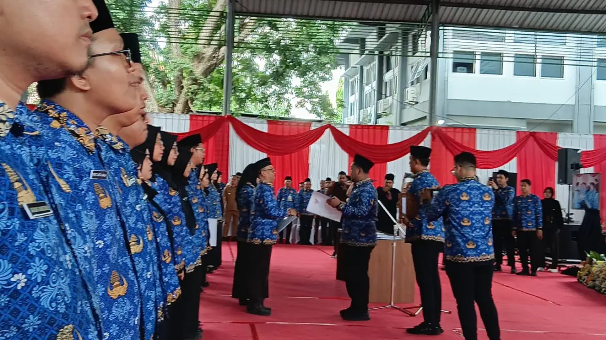 Lantik : Bupati Gresik Fandi Akhmad Yani saat memimpin pengambilan sumpah ratusan PNS baru di halaman parkir belakang Kantor Bupati Gresik.