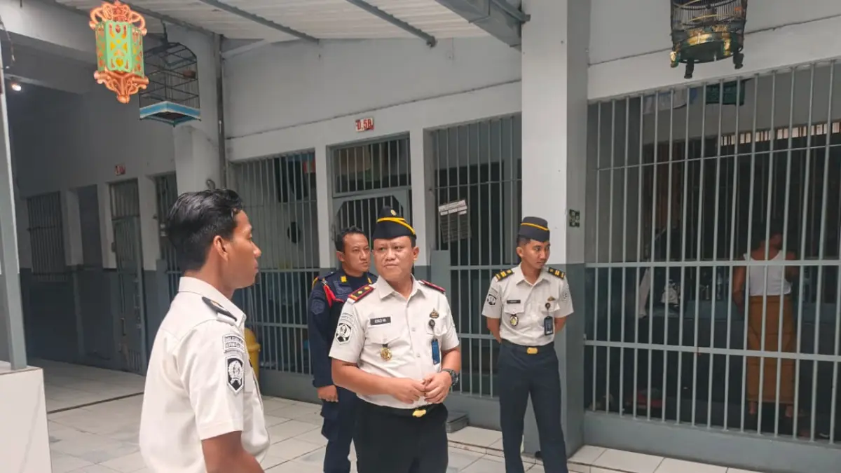 Meninjau Langsung: Kepala Rutan Kelas IIB Gresik Eko Widiatmoko didampingi Kepala Sub Seksi Pelayanan Tahanan, Anggi Fauzi, saat melakukan kontrol langsung di blok hunian warga binaan. (Yudhi/Radar Gresik) 