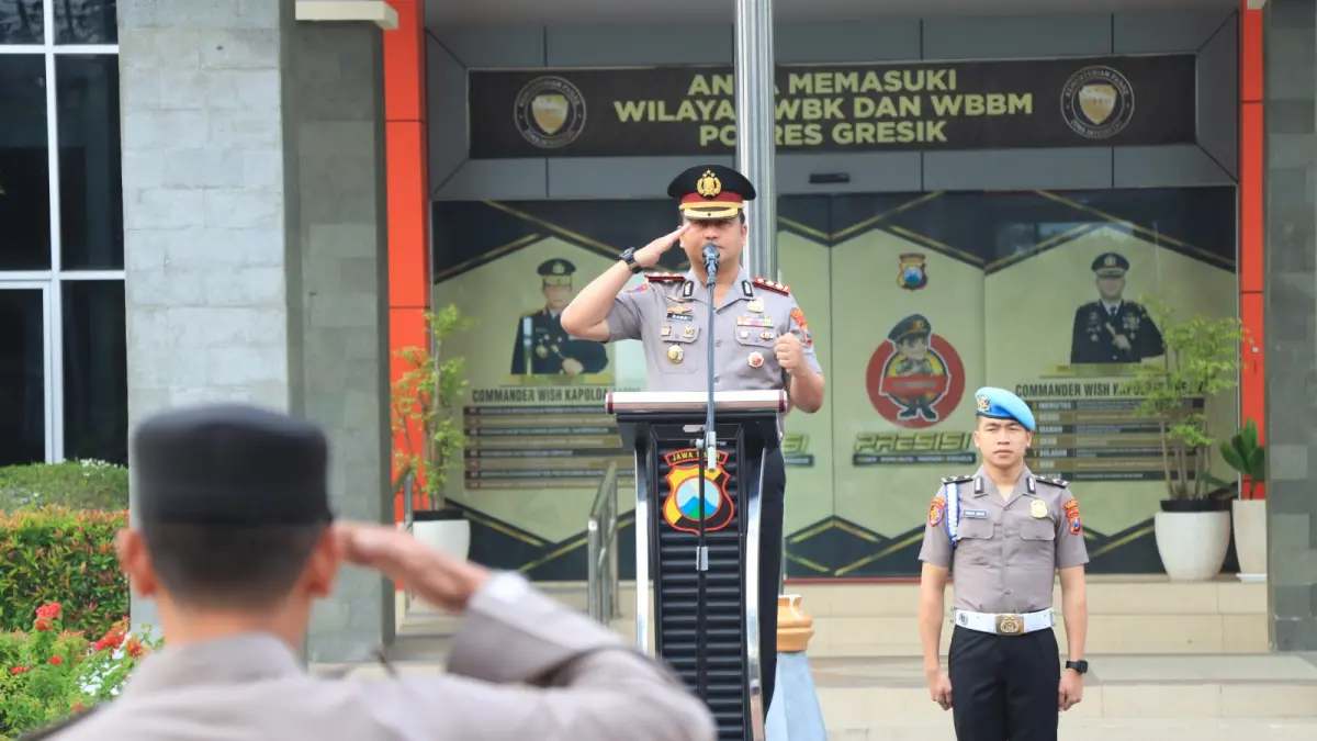 Pimpin Apel:Kapolres Gresik AKBP Ramadhan Nasution saat memberikan arahan tegas dalam apel persiapan pengamanan May Day 2026 di halaman Mapolres Gresik. (Yudhi/Radar Gresik) 