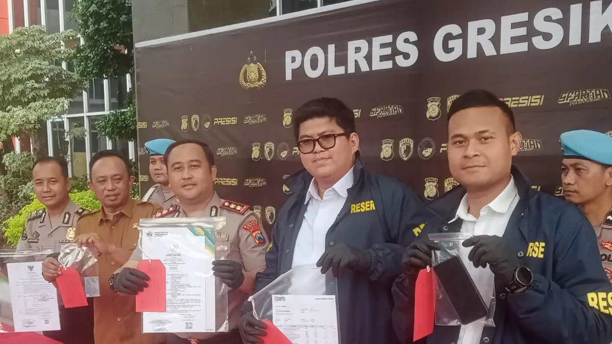 Pres Rilis: Kapolres Gresik AKBP Ramadhan Nasution didampingi Kepala BKPSDM Agung Endro Dwi Setyo Utomo saat merilis kasus penipuan dan pemalsuan SK ASN dengan kerugian mencapai miliaran rupiah. (Yudhi/Radar Gresik) 