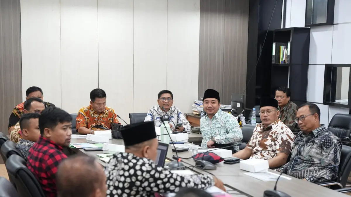 Rapat: Komisi II DPRD Gresik saat menggelar rapat kerja hearing bersama DPMPTSP Gresik terkait evaluasi perizinan kawasan industri. (Ist/Radar Gresik) 