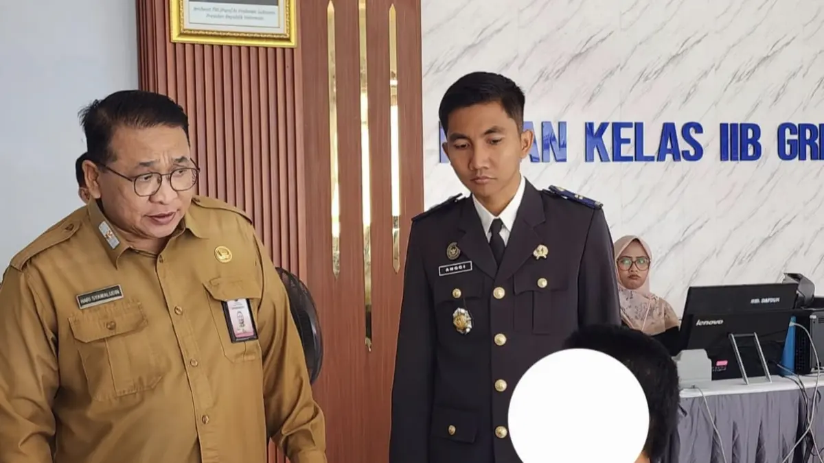 Sinkronisasi: Kepala Disdukcapil Gresik Muhammad Hari Syawaludin saat memimpin langsung layanan jemput bola perekaman data kependudukan bagi warga binaan. (Fajar/Radar Gresik) 