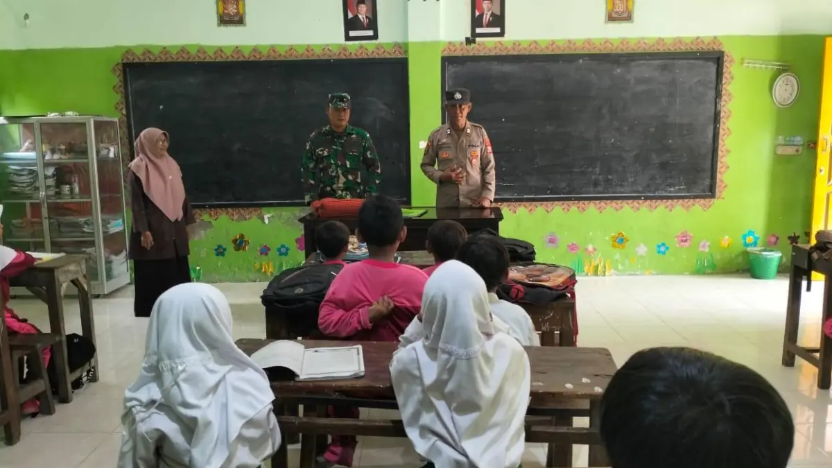 Wawasan: Sejumlah personel TNI saat memberikan materi wawasan kebangsaan untuk menanamkan rasa cinta tanah air kepada siswa sekolah dasar di Ujungpangkah. (Dok/Radar Gresik) 