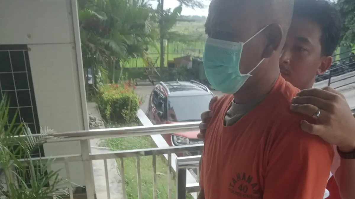 Diamankan: Tersangka Antoni bersama barang bukti saat diamankan di Mapolres Gresik. (Ist/Radar Gresik) 