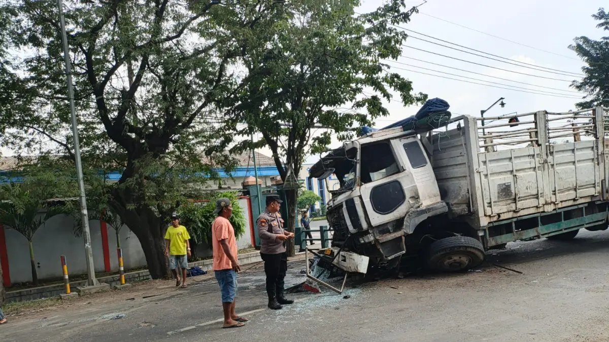 Evakuasi: Anggota Polsek Wringinanom saat mengawal proses evakuasi dua truk yang terlibat kecelakaan di Jalan Sumengko, Wringinanom, Gresik. (Ist/Radar Gresik) 