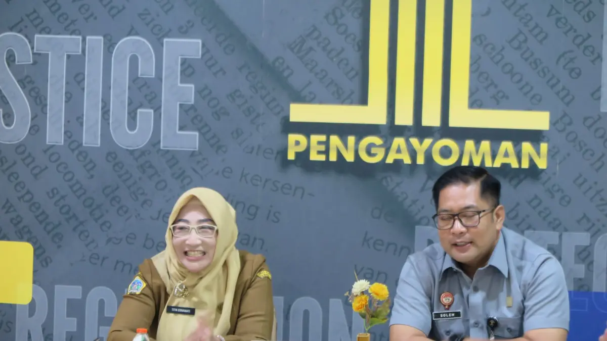 Kepala Dinas KBPPPA dr Titik Ernawari saat melakukan Uji Revisi Perda PUG
