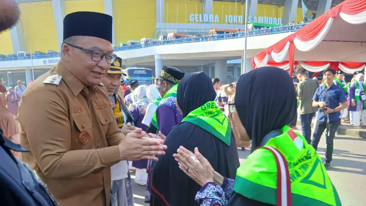 Pelepasan: Para jamaah haji tahun 2025 saat mengikuti prosesi pelepasan di Kabupaten Gresik. (Dok/Radar Gresik) 