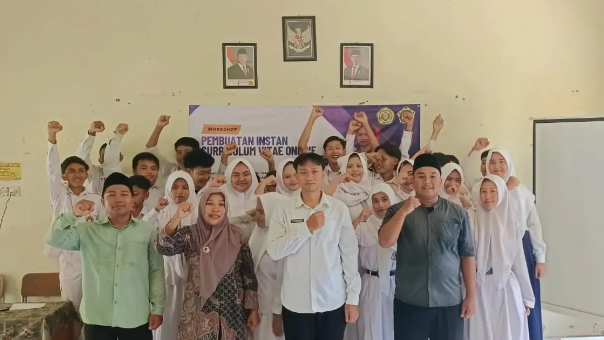 Senyum sumringah : Foto seluruh peserta workshop "Pembuatan Instan Curriculum Vitae Online" bersama Kepala SMK Al-Amin dan dosen pembimbing. (Dok/Radar Gresik) 