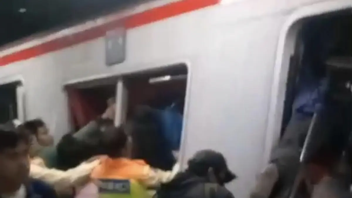 Tragedi : Kesaksian penumpang asal gresik dalam insiden tabrakan kereta di stasiun Bekasi Timur. (Ist/Radar Gresik) 