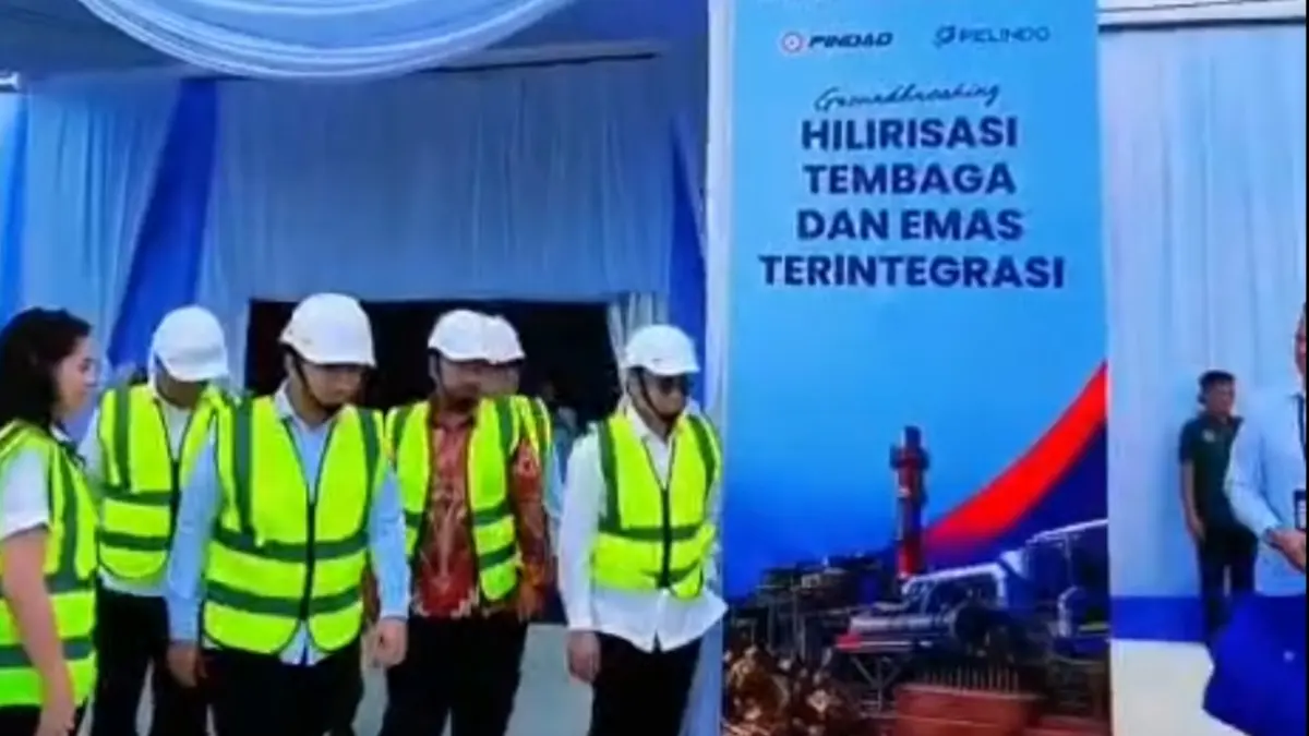 Wakil Gubernur Jatim, Emil Dardak didampingi Bupati Gresik, Fandi Akhmad Yani melakukan groundbreaking proyek hilirisasi tembaga dan emas.