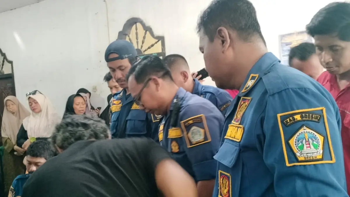 Dipindahkan : Petugas Damkarla Gresik saat membantu pemindahan Jenazah Berbobot 400 Kg di Kebomas untuk dimakamkan. (Ist/Radar Gresik) 