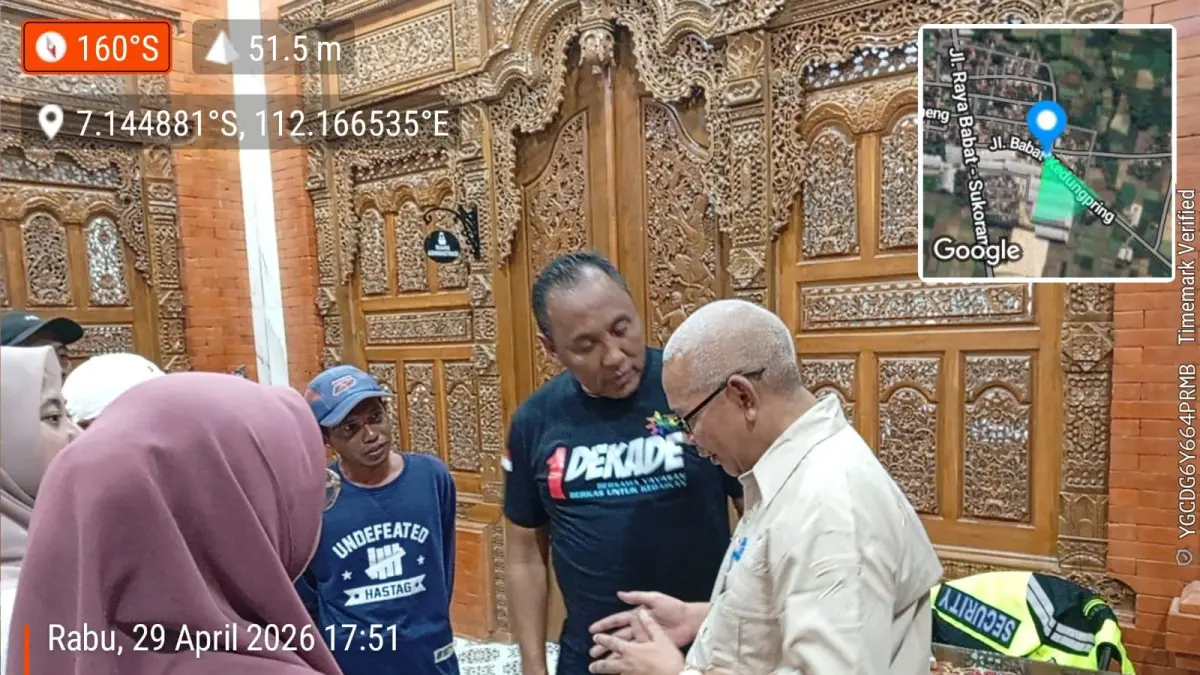 Jemput : Tim URC Dinsos Gresik langsung gerak cepat menjemput pra asal Gresik di rumah Ipda Purnomo, Kabupaten Lamongan. (Ist/Radar Gresik) 