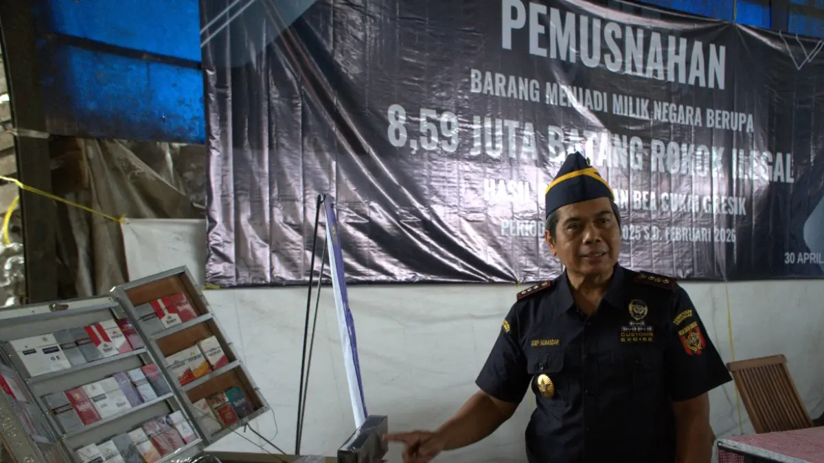 Kepala Kantor Bea Cukai Gresik, Asep Munandar, menunjukkan rokok ilegal hasil penindakan sebelum dimusnahkan.