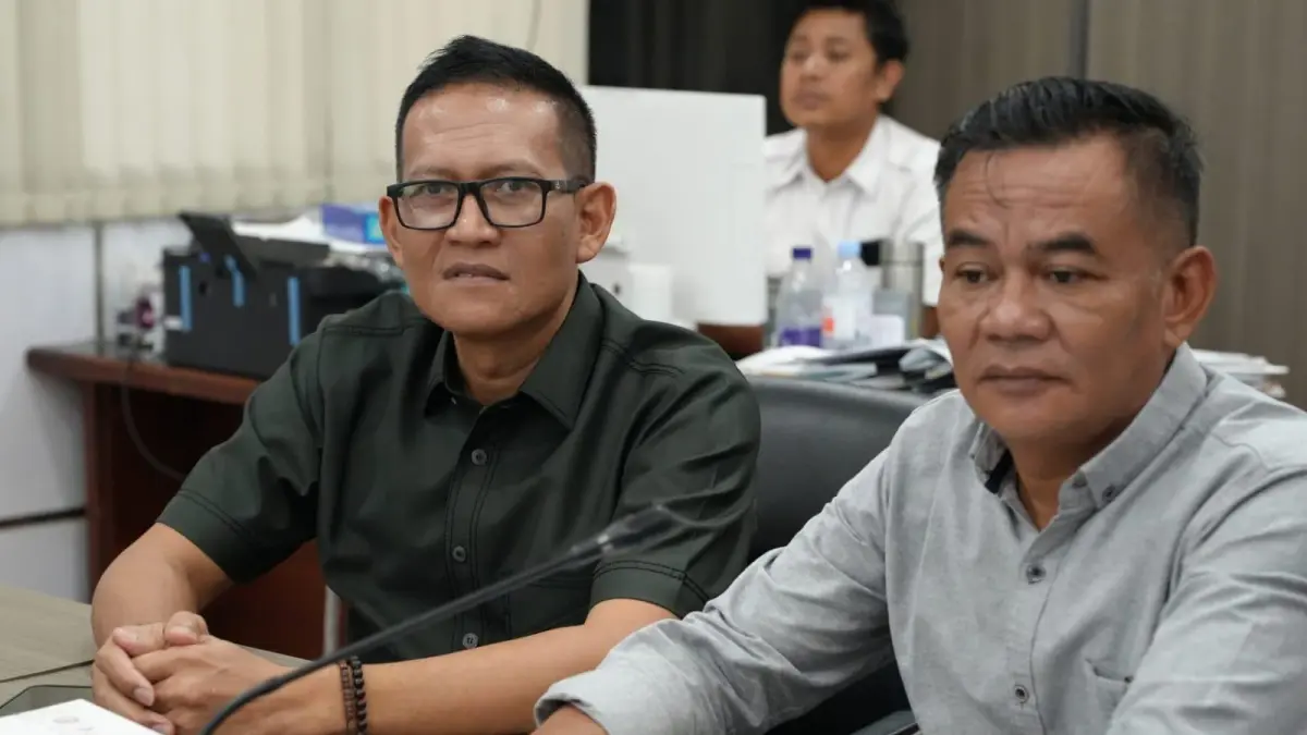 RAPAT : Wakil Ketua Komisi III DPRD Gresik Abdullah Hamdi saat rapat di ruang komisi III DPRD Gresik. (Fajar/Radar Gresik) 