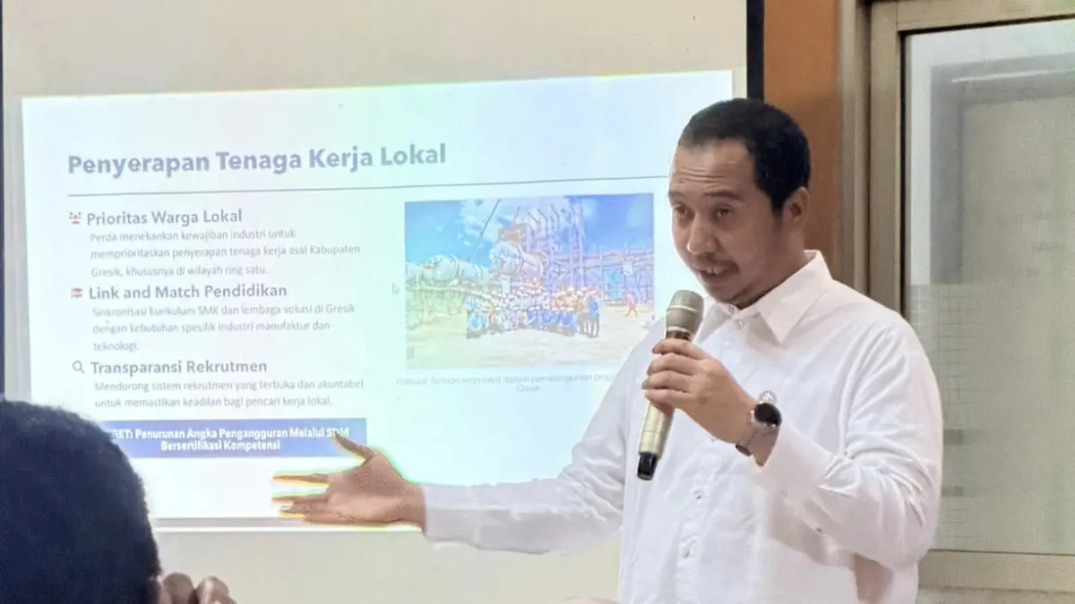 Sosialisasi : Anggota DPRD Gresik, Dimas Setyo Wicaksono saat sosialisasi Perda kemarin. (Fajar/Radar Gresik) 