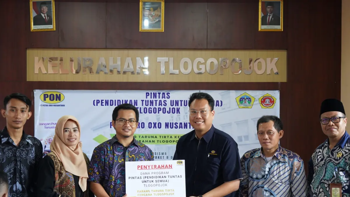 Supervisor GA PT Petro Oxo Nusantara, Fathur Rozi  secara simbolis menyerahkan anggaran PINTAS kepada Kelurahan Tlogopojok.