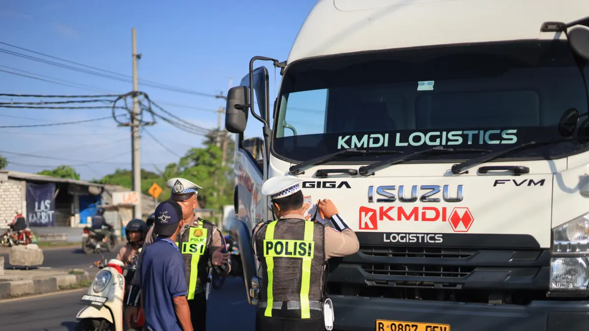 Ditindak : Anggota Satlantas Polres Gresik saat melakukan penindakan tegas terhadap truk nakal yang langgar jam iperasional di jalur Pantura dan kawasan Cerme, Gresik. (Yudhi/Radar Gresik) 