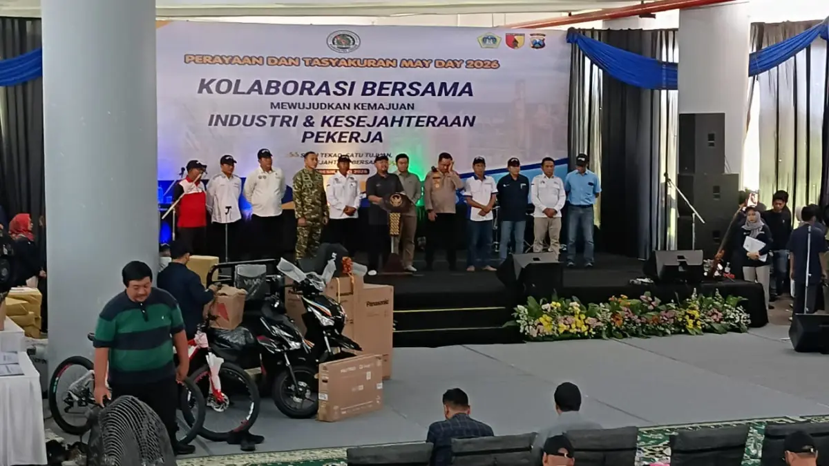 May Day : Bupati Gresik, Fandi Akhmad Yani saat sambutan di hadapan para buruh di peringatan May Day 2026. (Fajar/Radar Gresik) 