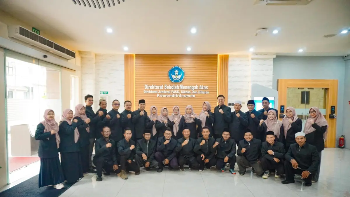 MKKS SMA Swasta Kabupaten Gresik melakukan langkah strategis untuk meningkatkan mutu pendidikan melalui rangkaian studi tiru ke Jakarta dan Bandung. (Ist/Radar Gresik)