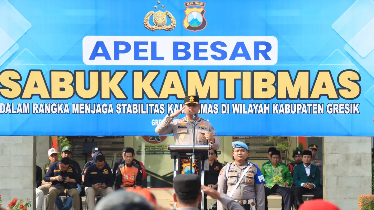Pimpin Apel : Kapolres Gresik AKBP Ramadhan Nasution saat memimpin Apel Besar “Sabuk Kamtibmas” di halaman Mapolres Gresik. (Yudhi/Radar Gresik) 