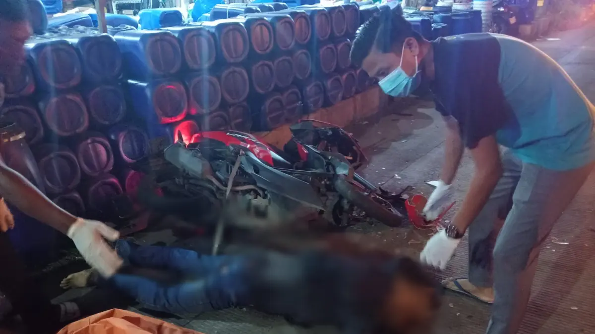Proses :  Anggota kepolisuan saat melakukan evakuasi korban kecelakaan di Jalan Raya Duduk Sampeyan, Gresik. (Yudhi/Radar Gresik) 