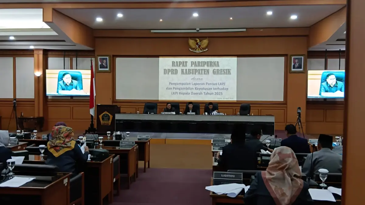 Rapat : Wakil Ketua DPRD Gresik, Mujid Riduan saat pimpin rapat Paripurna DPRD kabupaten Gresik. (Fajar/Radar Gresik) 