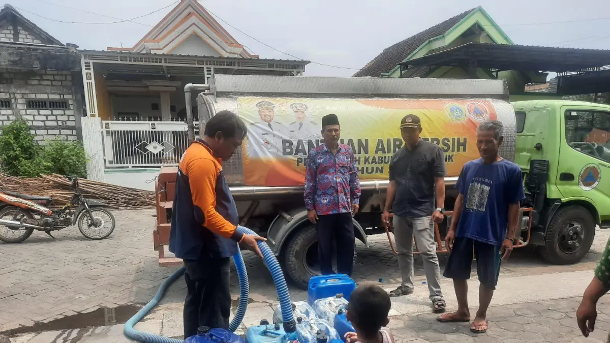 Siaga : BPBD Gresik yang menyalurkan bantuan air bersih ke warga pada tahun kemarin. (Dok/Radar Gresik) 