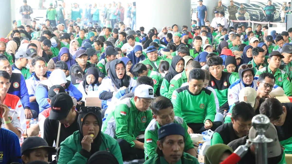 Sinergi : Forkopimda Gresik berkolaborasi dengan buruh di Gresik dalam peringatan  May Day 2026 di Gresik. (Ist/Radar Gresik) 