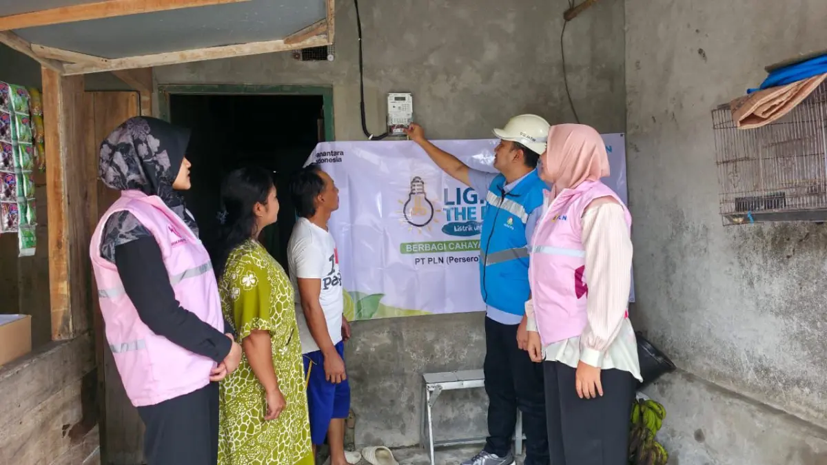 Bantuan penyambungan listrik mulai menjangkau keluarga-keluarga pekerja yang sebelumnya hidup dengan keterbatasan akses energi.