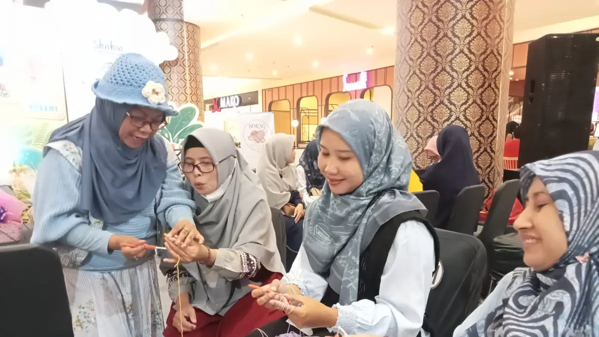 Minat : Ubah hobi jadi ekonomi, Komunitas Sorag ajak perempuan gresik mahir merajut. (Iza/Radar Gresik) 
