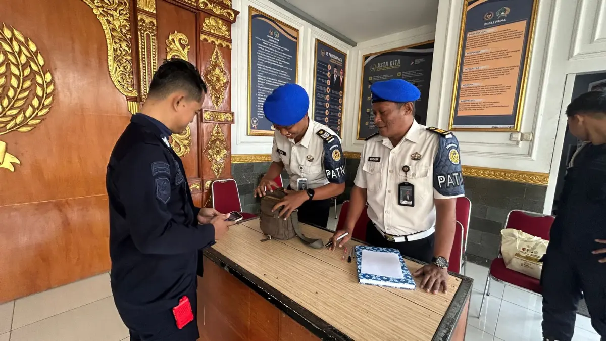 Penertiban : Satuan Operasional Kepatuhan Internal (Satops Patnal) saat melakukan penegakan tertib kepada petugas Rutan Kelas IIB Gresik. (Yudhi/Radar Gresik) 