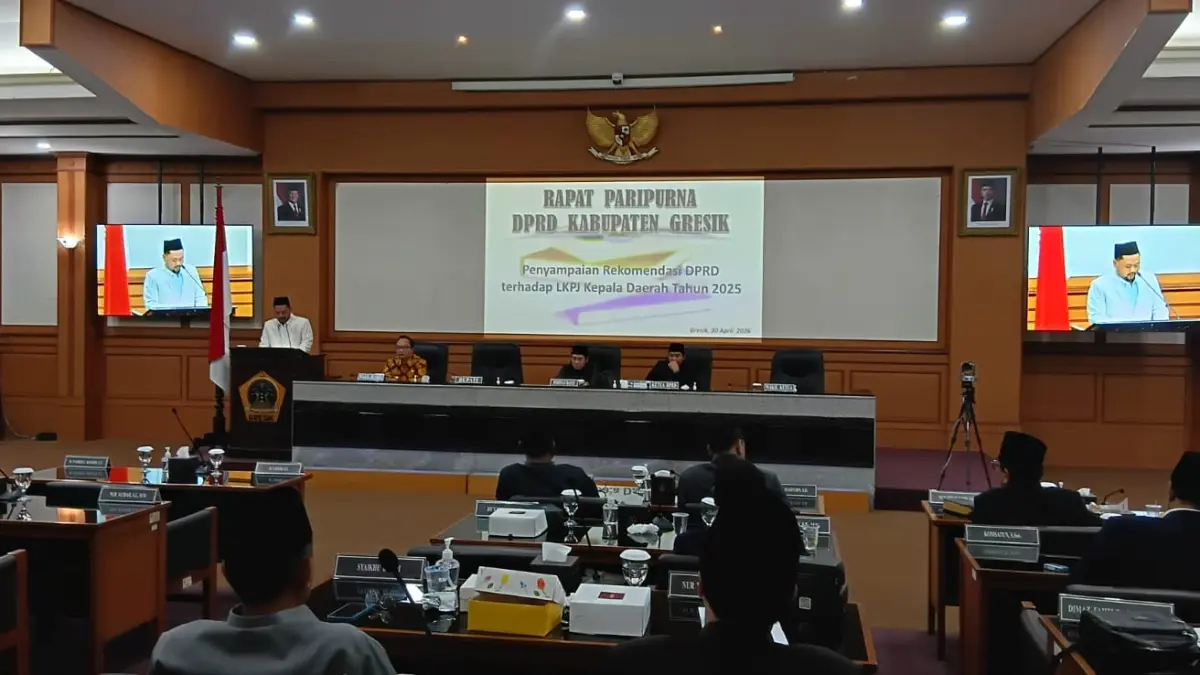 PENYAMPAIAN : Ketua DPRD Gresik, M. Syahrul Munir, Wakil Ketua DPRD Gresik, Lutfi Dhawam penyampaian LKPJ kepada Bupati Gresik Fandi Akhmad Yani dan Wakil Bupati Gresik Asluchul Alif. 