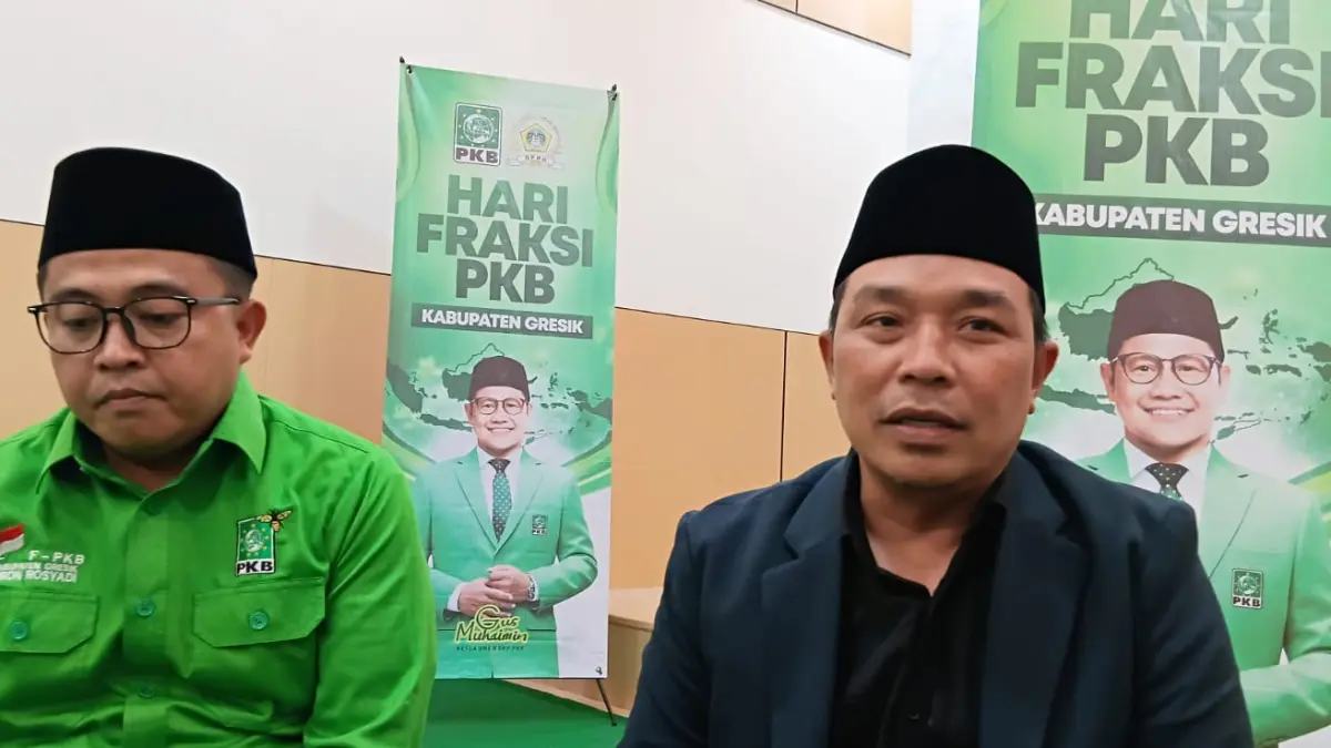 Terapkan : Ketua DPC PKB Kabupaten Gresik, Abdul Qodir terapkan rumah aspirasi masyarakat di kantor DPC PKB Gresik. (Fajar/Radar Gresik) 