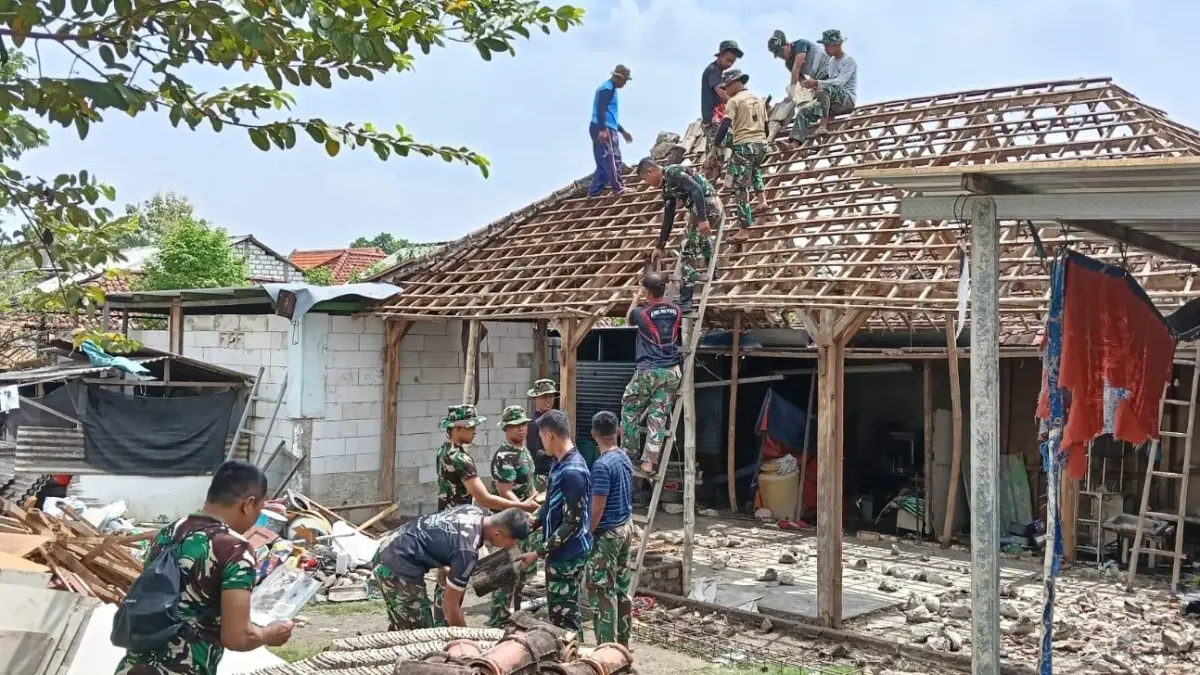 Wujudkan infrastruktur Desa, Satgas TMMD mulai bedah RTLH. (Fajar/Radar Gresik) 